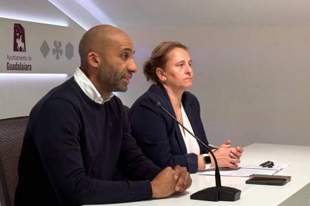 Los concejales Armengol Engonga y Eva Heche mocion San Jose