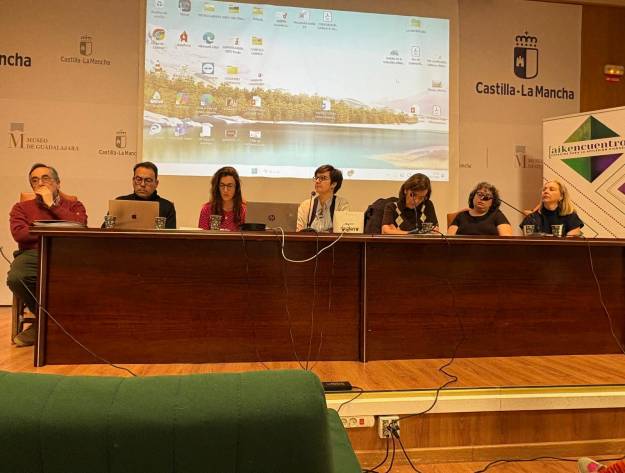 Mesa redonda fuerte aike