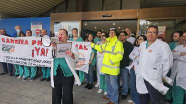 Marís Teresa Encabo leyendo el manifiesto concentracion medicos hospital febrero 2026