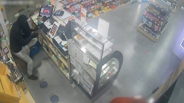 Uno de los ladrones armado con un cuchillo abriendo la caja registradora ladron cuchillo gasolinera azuqueca