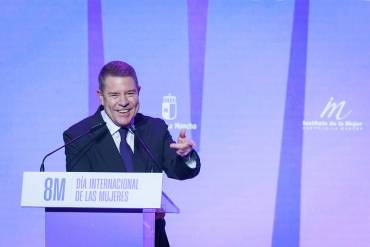 8M 2026 Chinchilla - Page sonriendo