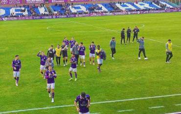 Los jugadores deportvistas celebran con los aficionados el importante triunfo 3-0 ante el Celta Fortuna Foto Javier Escamilla 1
