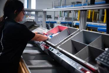 trsbajadores mujer cadena produccion