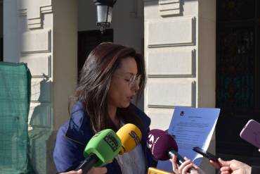 20260325 Lucia de Luz mostrando a los medios la liquidacion de 2022