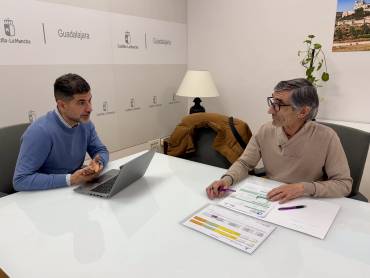 El delegado de Fomento, Javier del Molino, se ha reunido esta mañana con el alcalde de Trijueque, Javier Vela/ JCCM Reunión ASTRA Trijueque