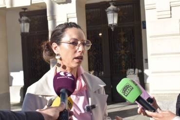 20260413 Lucía de Luz durante su atención a medios