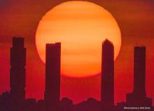 El Sol poniéndose tras las Cuatro Torres en MadridA.Espinosa y J.García