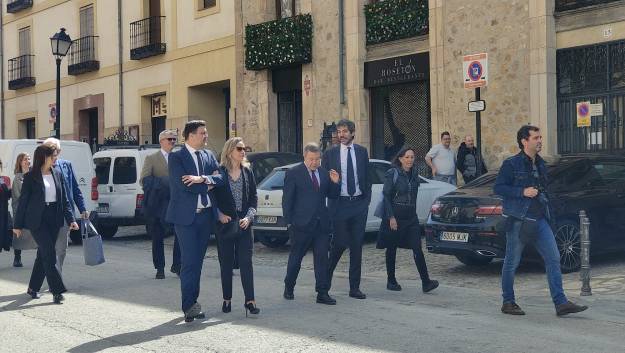 Page y el ministro Urtasum han paseado por las calles de Sigüenza/ RFB page urtasun siguenza