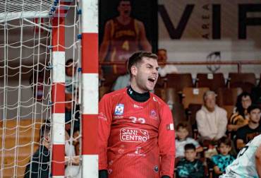 Nico García protagonista destacado de BM. Guadalajara especialmente en el primer tiempo del partido ante Ademar. Foto A.M. Producciones