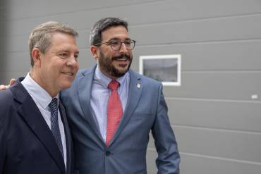 El presidente Emiliano García Page y el alcalde de Azuqueca, Miguel Óscar Aparicio Azuqueca