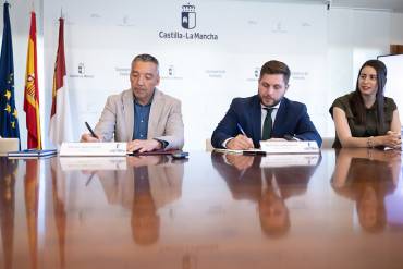 Pioz Plan Astra autobús El consejero de Fomento Nacho Hernando y el alcalde de Pioz Manuel López