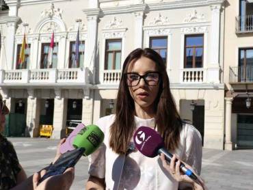 La portavoz municipal del PSOE, Lucía de Luz durante un momento de su atención a medios 20260528 Lucía de Luz durante un momento de su atención a medios 1