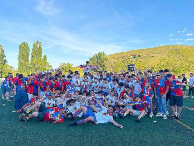 Celebración de la familia seguntina tras obtener el ascenso a Regional Preferente Foto Ayuntamiento de Sigüenza