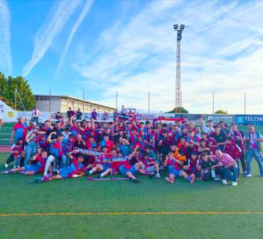 Jugadores y seguidores seguntinos celebran el triunfo en Polán Foto C.D. Sigüenza 1