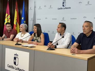 La consejera en el centro acompañada de alcaldes y la delegada de la Junta / JCCM ayuda-a-domicilio-guadalajara 4