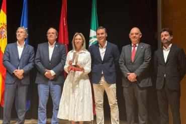 La alcaldesa de Guadalajara y el concejal de limpieza recogiendo el premio Premio Escoba Platino 1