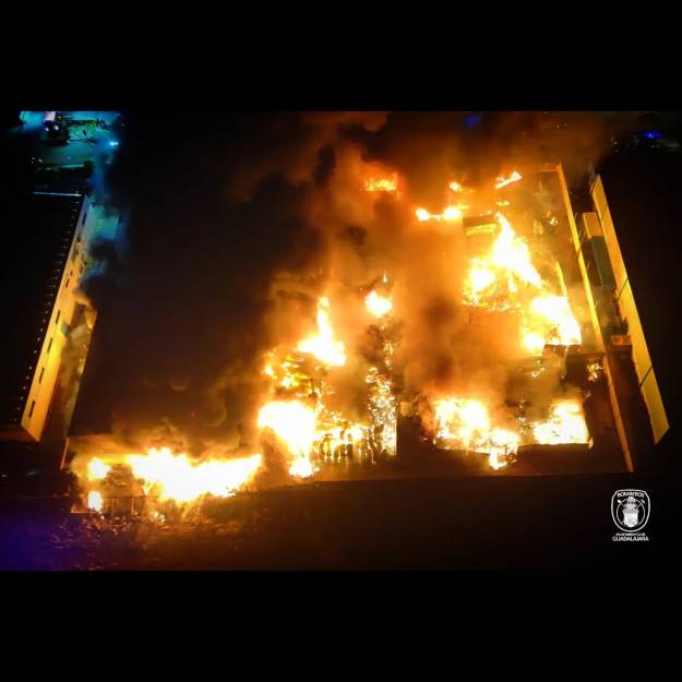 nave principal de regusa en llamas bomberos