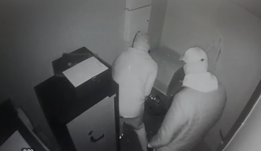 Imagen de los ladrones en plena acción/ Guardia Civil ladrones cajas fuertes