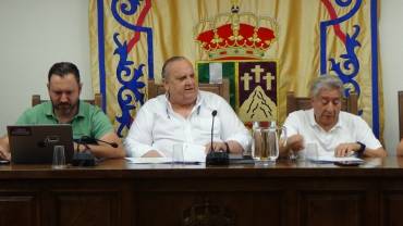En el centro de la imagen el alcalde, José Luis González / El Casar lamola