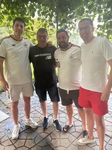 De izquierda a derecha Jorge Herrero vocal del Almoguera el entrenador David Pardo renovado una campaña más Diego Villalba secretario y Omar Barona tesorero del club