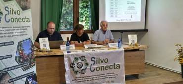 Ruben García, Sonia Atienza y Vicente Hita (izd a drcha.) durante jornada Silvoconecta en Majaelrayo Ruben García Sonia Atienza y Vicente Hita izd a drcha durante jornada Silvoconecta 2