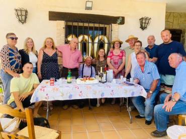 Mariano Martínez, en el centro, rodeado de amigos y familiares/ Ayto Sacedón mariano centenario corcoles