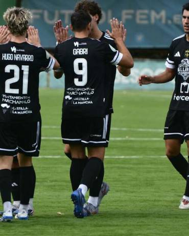 Gabri dorsal 9 es felicitado por sus compañeros tras anotar el gol del Marchamalo en Pozuelo. Foto C.D. Marchamalo 1