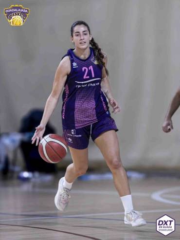 Duna del Valle jugadora de Ferial Plaza realizó un buen partido ante Pinto Basket. Foto Ferial Plaza