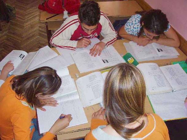 Estudiantes estudiando PISA