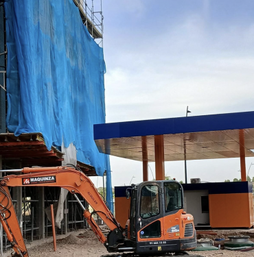 La gasolinera se está construyendo delante del bloque y muy pegada a las ventanas/ Redes Sociales gasolinera viviendas guadalajara