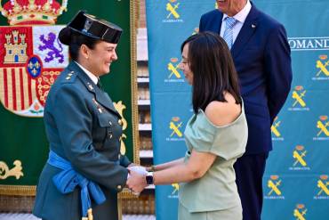 La nueva jefa de la Comandancia de Guadalajara, Laura Gómez, recibe el saludo de la directora general de la Guardia Civil, Mercedes González Guardia Civil Teniente Coronel Laura Gómez 1
