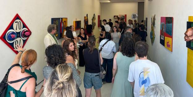 Pedro J. Pradillo entre el numeroso público que acudió a la inauguración de su exposición en Oporto 1