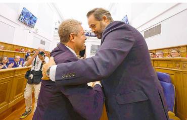 Page y Núñez se felicitaban en mayo de 2025 tras alcanzar el acuerdo por el Estatuto de Autonomía/ Archivo GD Page - Núñez abrazo
