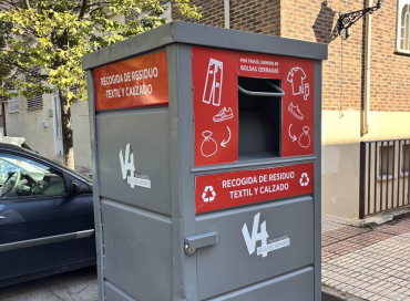 Uno de los nuevos contenedores de recogida de textiles/ MVH contenedor ropa mvh