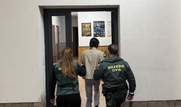 La mujer entrando en el cuartel de la Guardia Civil/ Guardia Civil detenida estafa anciano brihuega