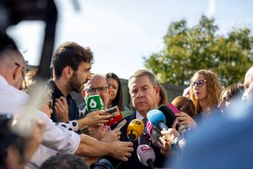 Page en un momento de sus declaraciones a los medios de comunicación / JCCM page sobre elecciones 29 N