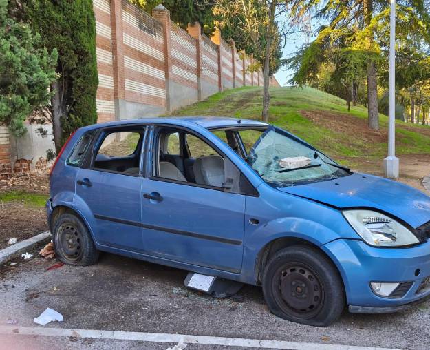 20261022 vehiculos abandonados en el cementerio