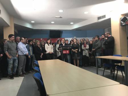 Pablo Bellido rodeado de cargos del PSOE