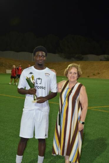 La alcaldesa de Alovera Purificación Tortuero hace entrega del Trofeo de Fiestas al capitán del Deportivo Guadalajara B