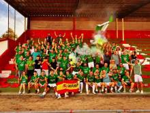 Foto de familia del Jadraque celebrando el ascenso con los aficionados llegados hasta Navalcán 2