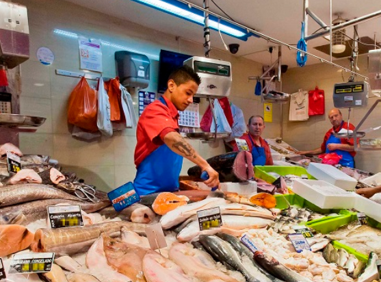trabajadores pescadería