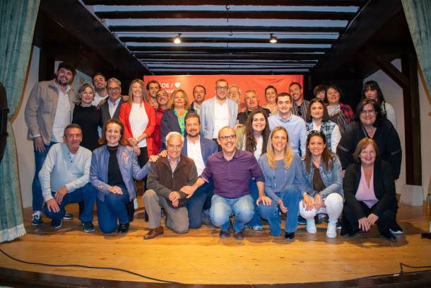 foto familia candidatos elecciones pose