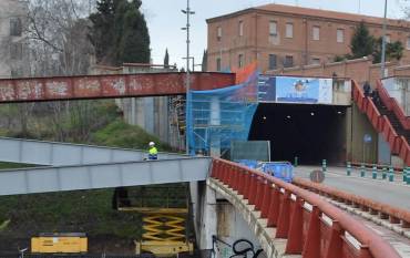 Pasarela y escaleras bajo plaza de España obras