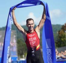 Dani Molina saluda feliz al público pontevedrés tras la obtención del título mundial Foto F.Española de Triatlon 1