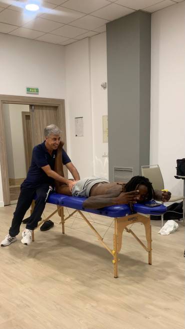 Miembros de la selección costamarfileña en el centro de fisioterapia Peinado