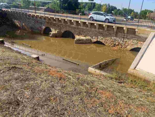 El agua anegó casi totalmente los ojos de puente Foto Luis Barra