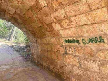 Nuevos gratifis en el puente arabe Foto Luis Barra