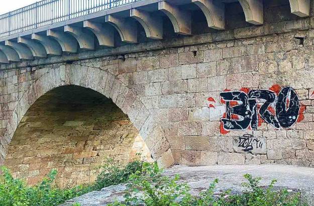 Puente árabe río Henatres vandalización grafiteros