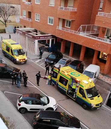 Policía suicidio calle Layna Serrano 2