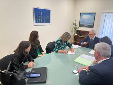 Firma escritura de compra del edificio de Correos